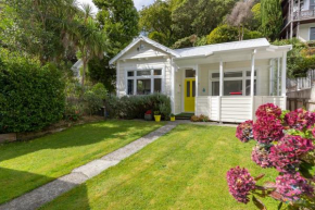 Peaceful & private city cottage with carparks, Wellington